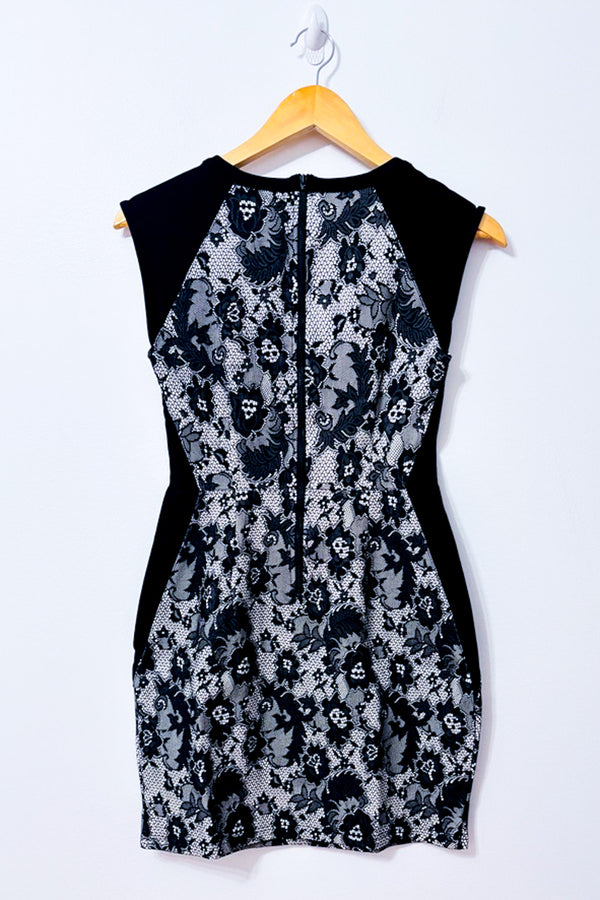 Robe noire et blanche avec dentelle seconde main - Simons- La Penderie du Paradis