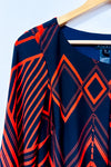 Robe marine et rouge à motif géométrique seconde main - En Focus Studio- La Penderie du Paradis