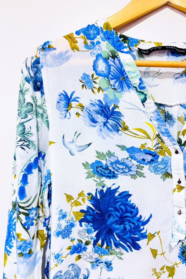 Blouse fluide fleurie blanche et bleue seconde main - Zara- La Penderie du Paradis