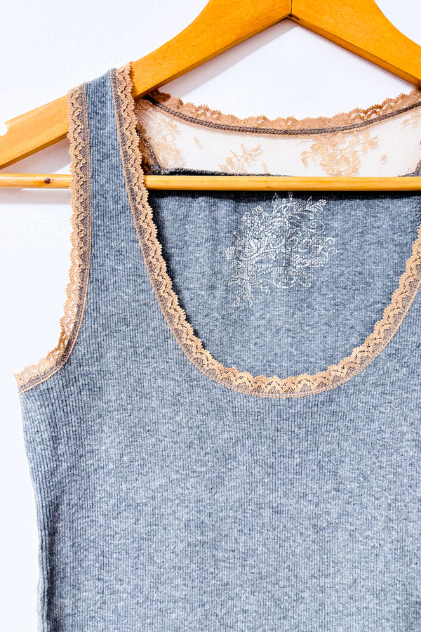 Camisole grise côtelée avec dentelle contrastante seconde main - Poof Authentic- La Penderie du Paradis