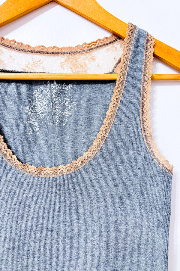 Camisole grise côtelée avec dentelle contrastante seconde main - Poof Authentic- La Penderie du Paradis