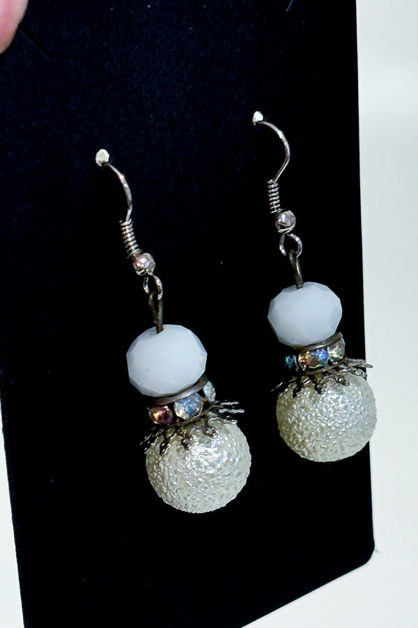 Boucles d'oreilles pendentif boules blanches seconde main - Autres- La Penderie du Paradis