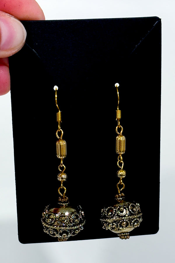 Boucles d'oreilles pendantes dorées à boule filigranée* seconde main - Autres- La Penderie du Paradis
