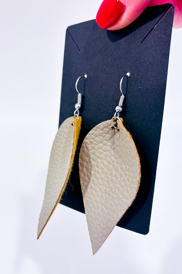 Boucles d'oreilles pétale grise faux cuir-Autres-La Penderie du Paradis 🕊