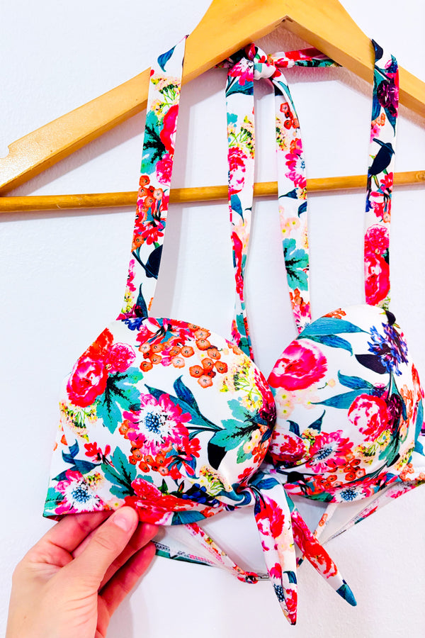 Haut de maillot de bain blanc et rose fleuri pigeonnant seconde main - H&M- La Penderie du Paradis