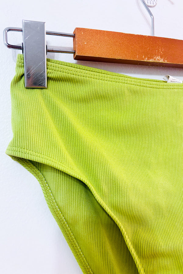 Bas de maillot de bain taille haute vert côtelé avec fleurs brodées seconde main - Retro Stage- La Penderie du Paradis