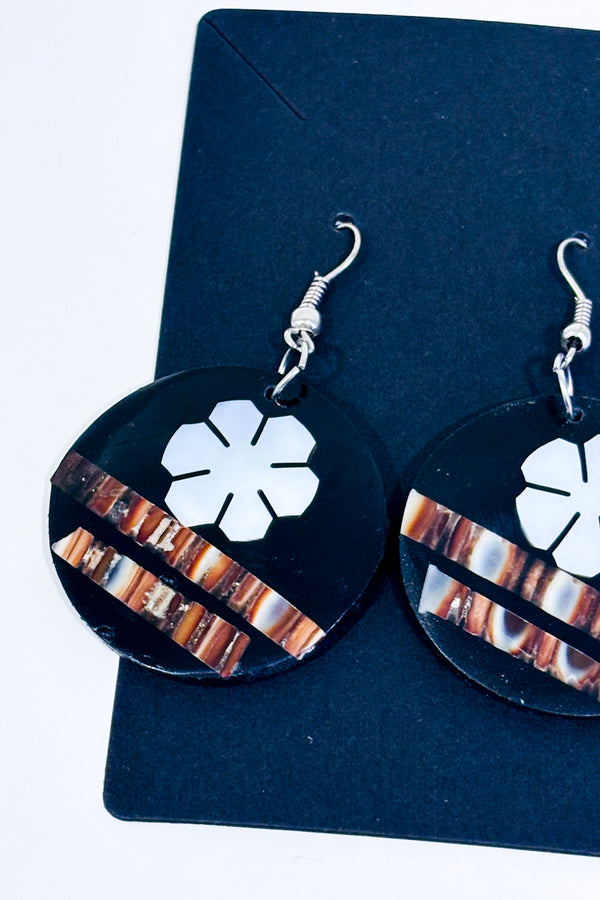 Boucles d'oreilles pastille noir avec fleur-Autres-La Penderie du Paradis 🕊