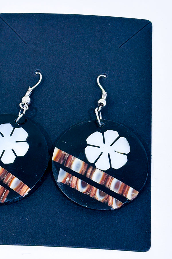 Boucles d'oreilles pastille noir avec fleur-Autres-La Penderie du Paradis 🕊