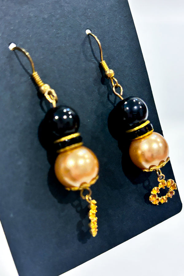 Boucles d'oreilles pendentif fleur et perle dorées seconde main Autres