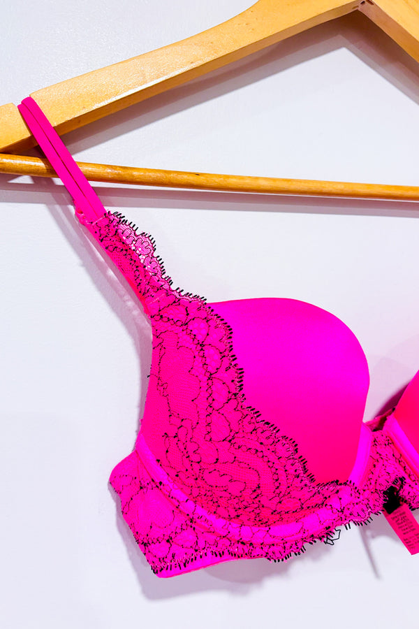 Soutien-gorge rose néon pigeonnant avec dentelle noire seconde main - La Senza- La Penderie du Paradis