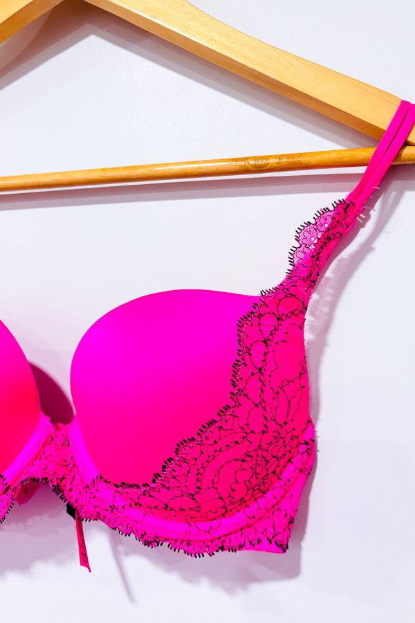 Soutien-gorge rose néon pigeonnant avec dentelle noire seconde main - La Senza- La Penderie du Paradis