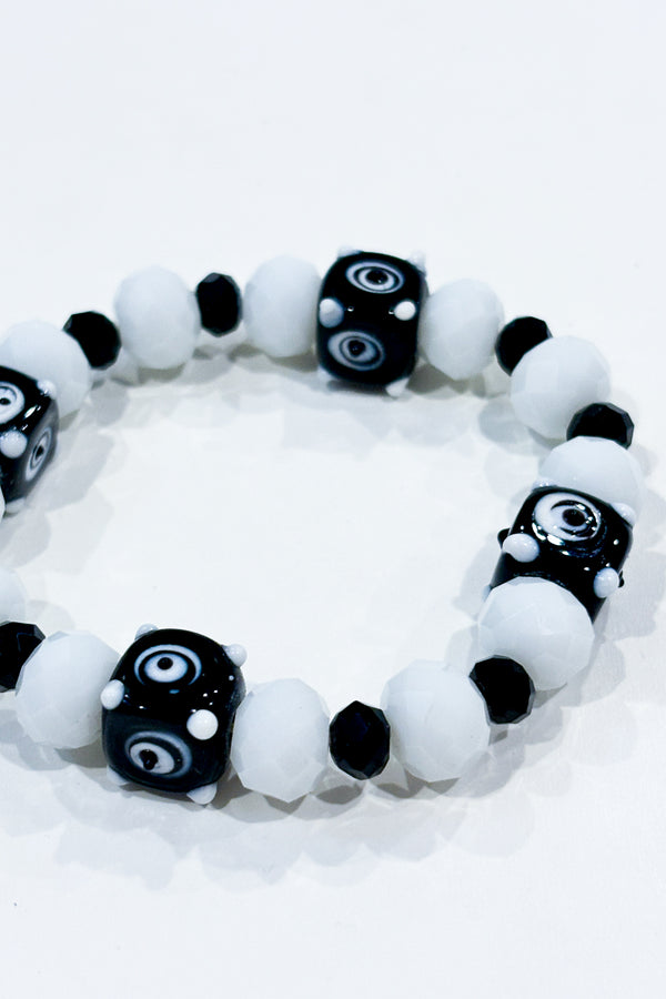 Bracelet billes blanches et noires seconde main Autres