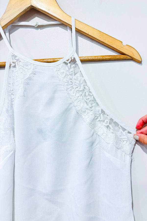 Camisole blanche haut licou (s) -- La Penderie du Paradis ?