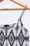 Camisole blanche et noire à motifs (m)-Dynamite-La Penderie du Paradis 🕊
