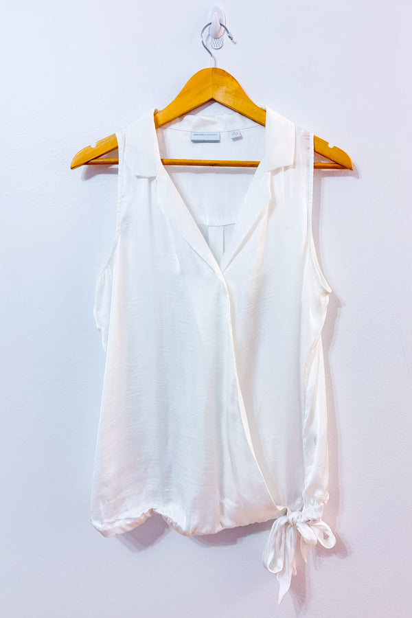 Blouse blanche satinée sans manches seconde main - New York & Company- La Penderie du Paradis
