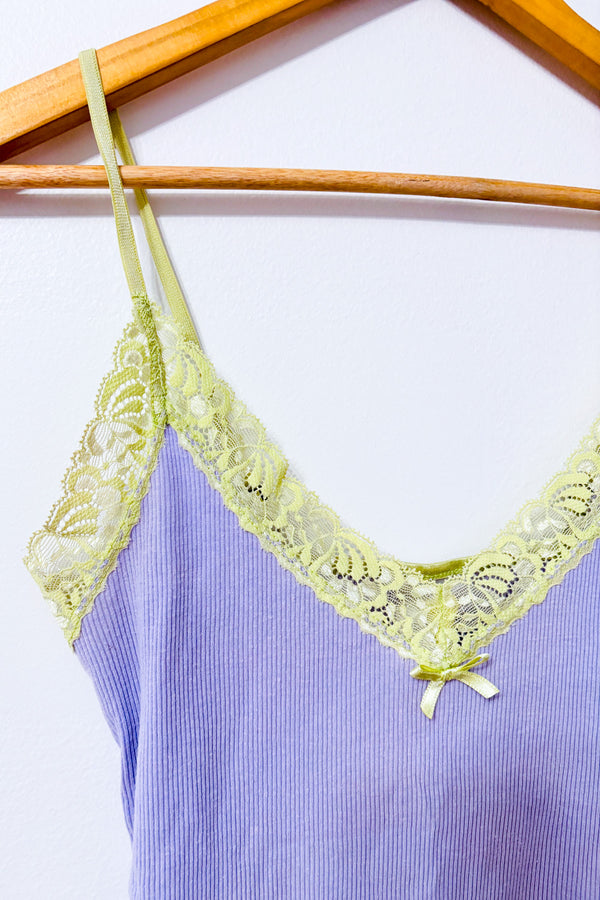 Camisole lilas côtelée à dentelle verte seconde main - Autres- La Penderie du Paradis