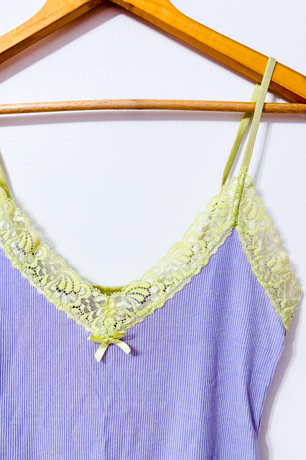 Camisole lilas côtelée à dentelle verte seconde main - Autres- La Penderie du Paradis