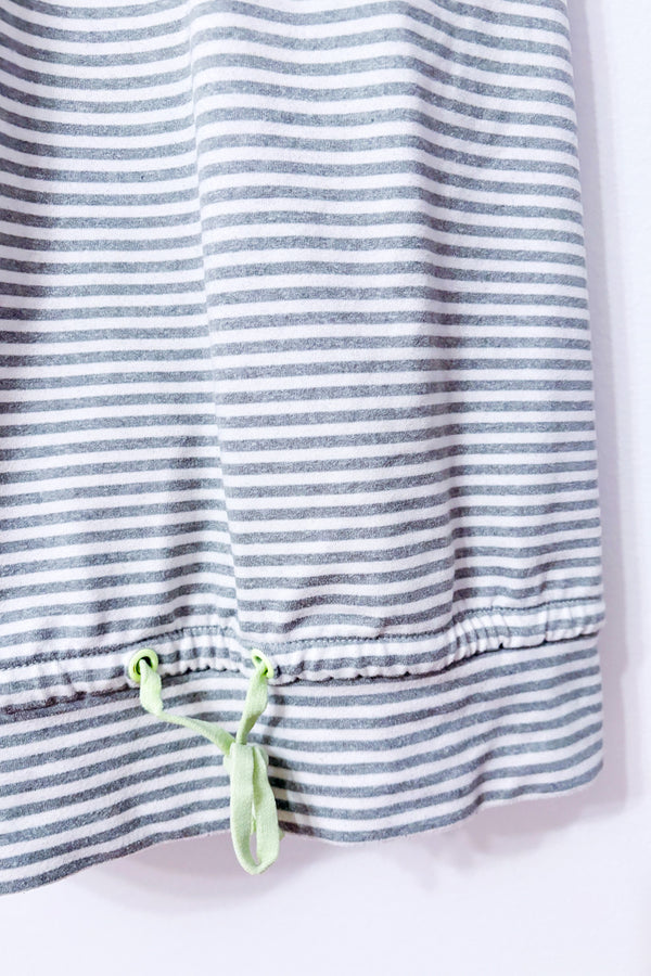 Camisole sport grise et verte rayée avec soutien intégré seconde main - Reitmans- La Penderie du Paradis