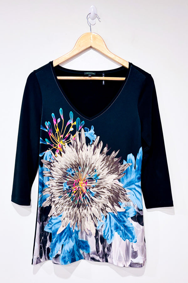 Chandail noir avec fleur bleue (s)-Tricotto-La Penderie du Paradis 🕊