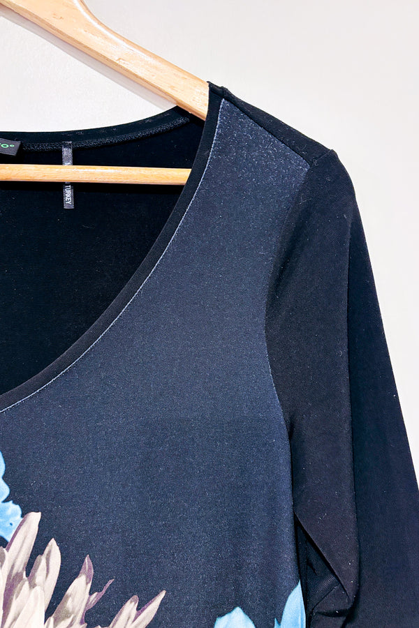 Chandail noir avec fleur bleue (s)-Tricotto-La Penderie du Paradis 🕊