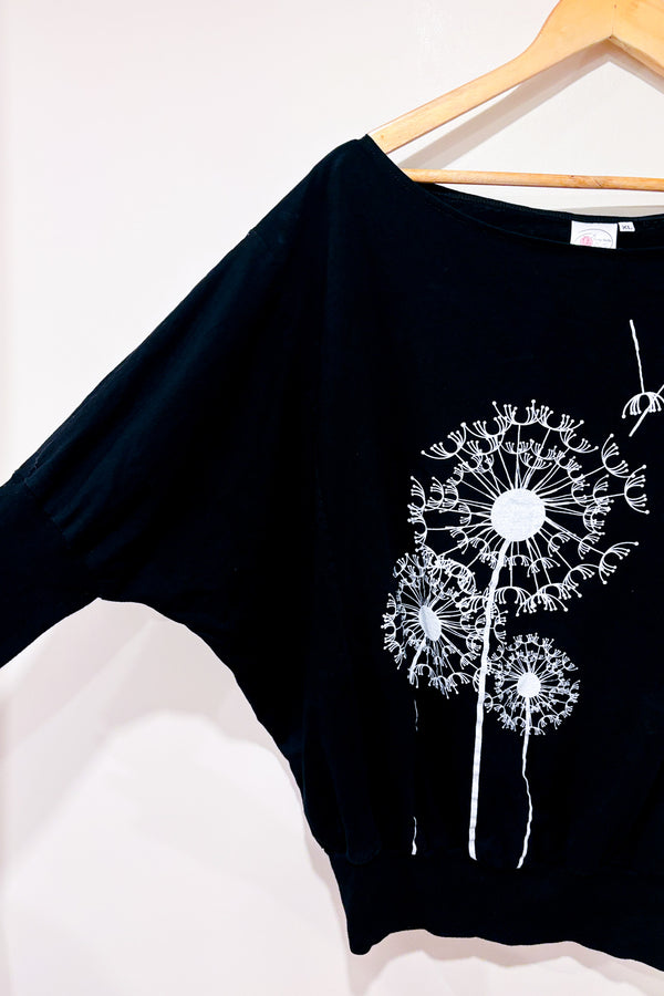 Chandail ample noir avec fleur blanche (xl)-Trop Belle Pour Toi-La Penderie du Paradis 🕊
