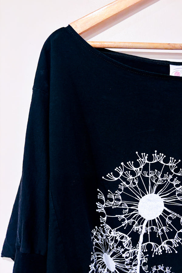 Chandail ample noir avec fleur blanche (xl)-Trop Belle Pour Toi-La Penderie du Paradis 🕊