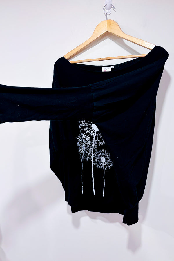 Chandail ample noir avec fleur blanche (xl)-Trop Belle Pour Toi-La Penderie du Paradis 🕊