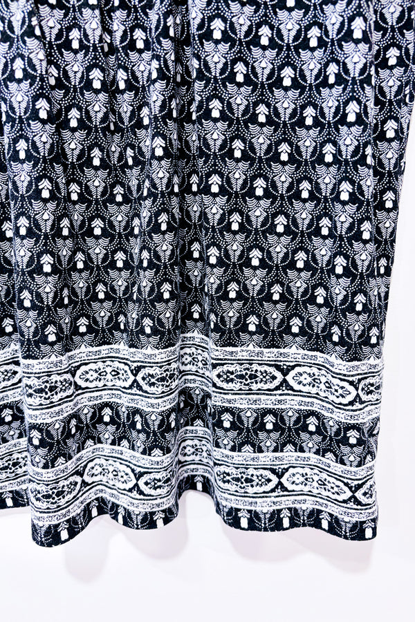 T-shirt noir et blanc fleuri (s)-Dalia-La Penderie du Paradis 🕊