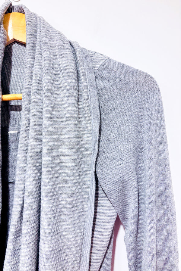 Haut drapé cache-cœur gris rayé seconde main - Lululemon- La Penderie du Paradis