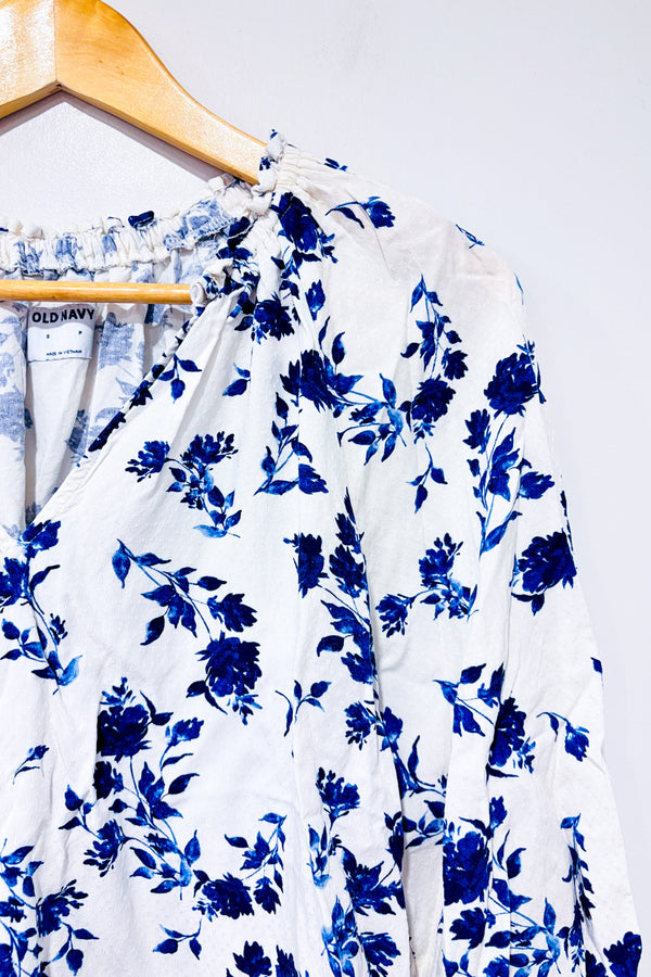 Blouse fluide blanche à fleurs bleues seconde main - Old Navy- La Penderie du Paradis