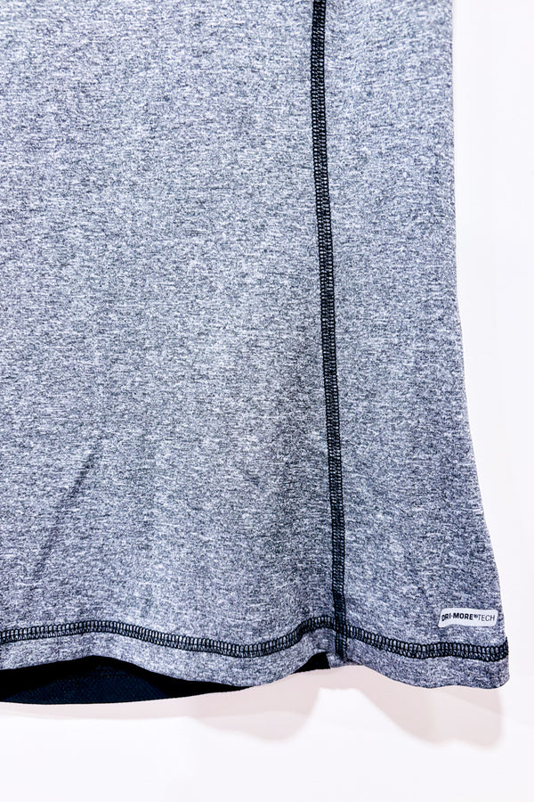 T-shirt sport gris et noir seconde main - Athletic Works- La Penderie du Paradis
