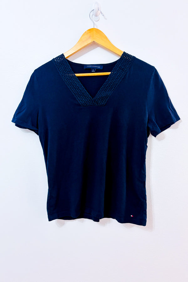 T-shirt marine avec dentelle seconde main - Tommy Hilfiger- La Penderie du Paradis