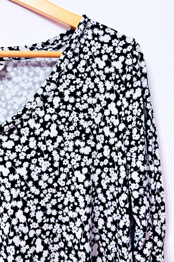 Chandail noir et gris fleuri à col en V seconde main - Old Navy- La Penderie du Paradis