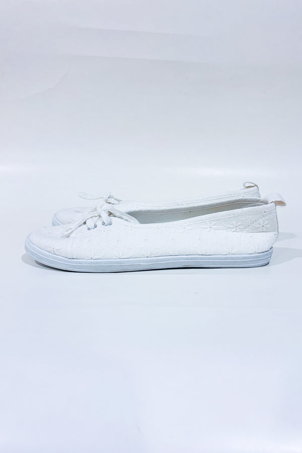 Chaussures blanches en dentelle style ballerine seconde main - Ardene- La Penderie du Paradis