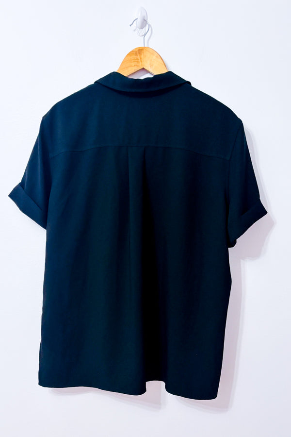 Chemise fluide ample noire à manches courtes seconde main - AKA- La Penderie du Paradis