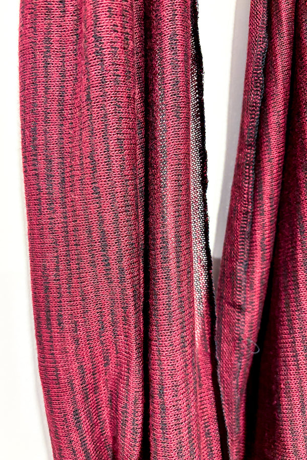 Ăcharpe d'allaitement rouge et noire rayĂ©e - MaternitĂ© seconde main Joka BĂ©bĂ©