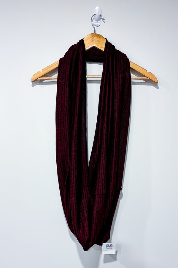 Ăcharpe d'allaitement rouge et noire rayĂ©e - MaternitĂ© seconde main Joka BĂ©bĂ©