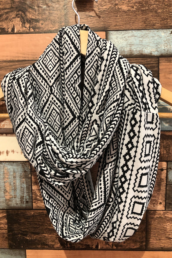 Foulard noir et blanc motif géométrique seconde main New Women Design