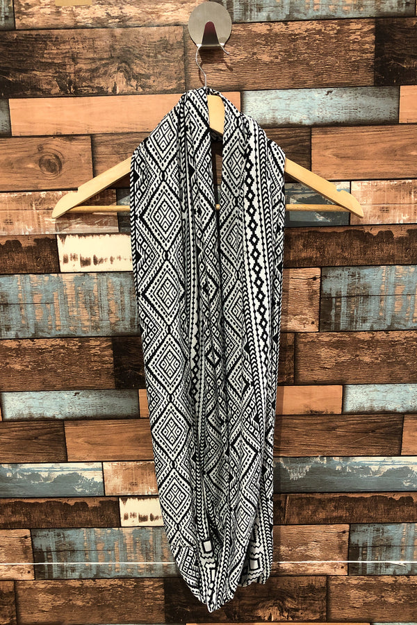Foulard noir et blanc motif géométrique seconde main New Women Design