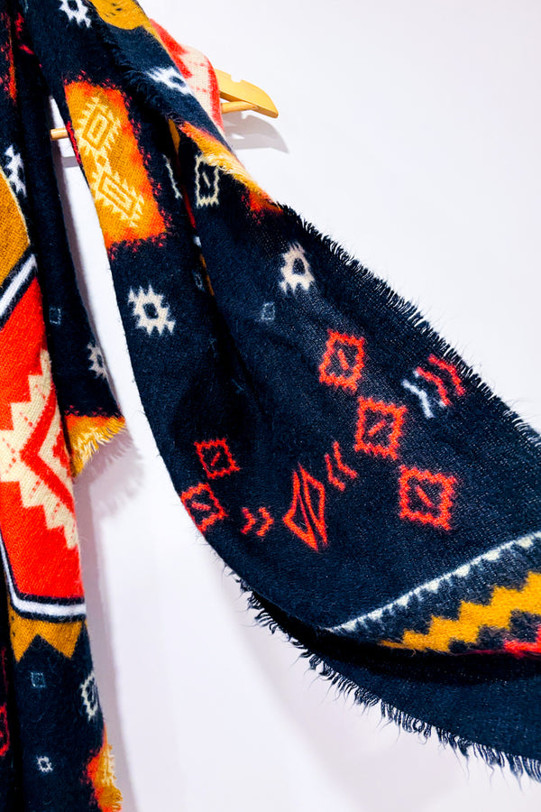 Écharpe oversized en tricot noir et orange à motifs géométriques seconde main - Misk- La Penderie du Paradis