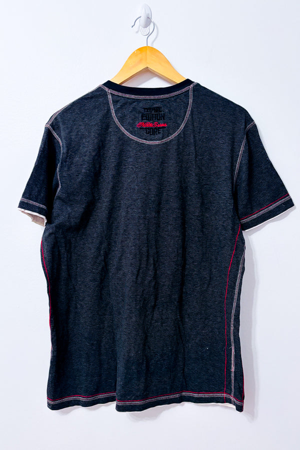 T-shirt gris rayé à imprimé graphique seconde main - TXT- La Penderie du Paradis