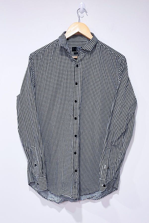 Chemise noire et blanche motif chevron coupe semi-ajustée (m)-Simons-La Penderie du Paradis 🕊