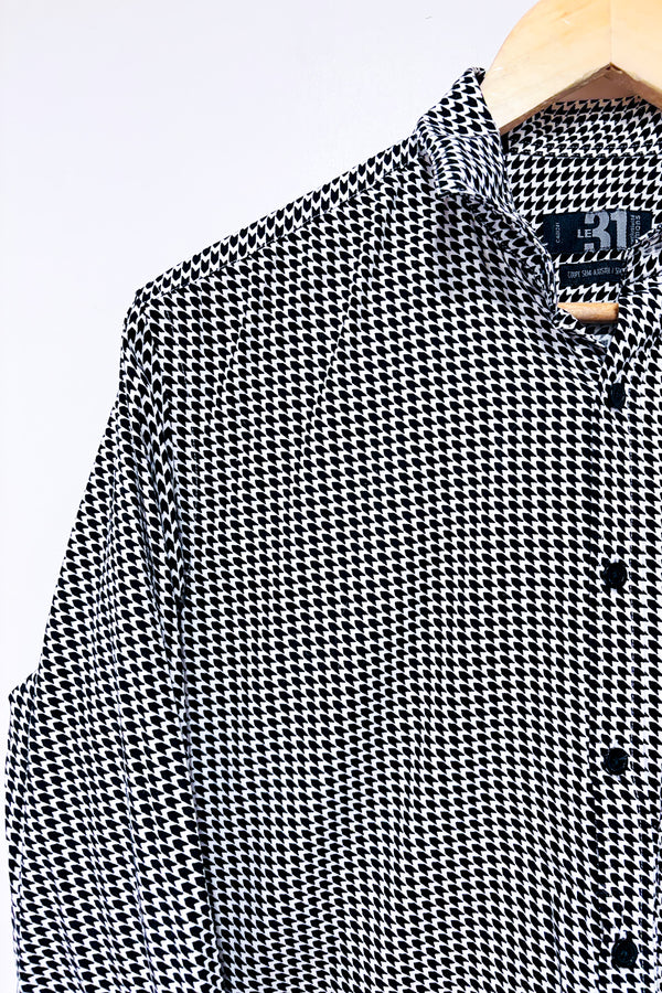 Chemise noire et blanche motif chevron coupe semi-ajustée (m)-Simons-La Penderie du Paradis 🕊