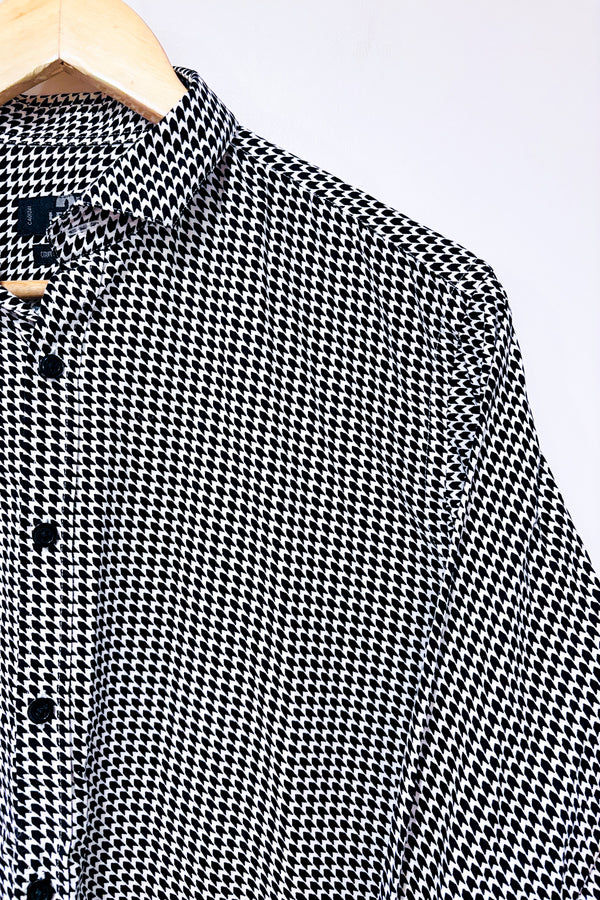 Chemise noire et blanche motif chevron coupe semi-ajustée (m)-Simons-La Penderie du Paradis 🕊