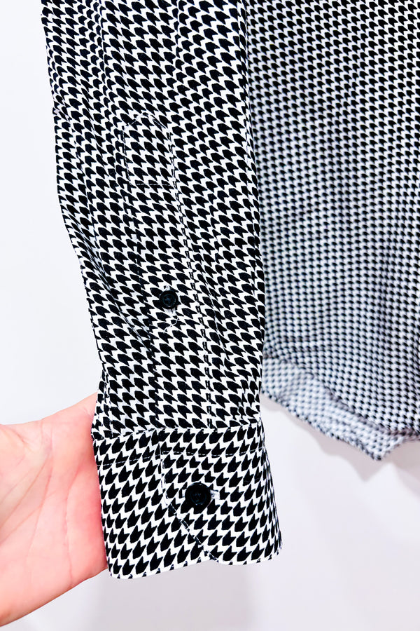 Chemise noire et blanche motif chevron coupe semi-ajustée (m)-Simons-La Penderie du Paradis 🕊