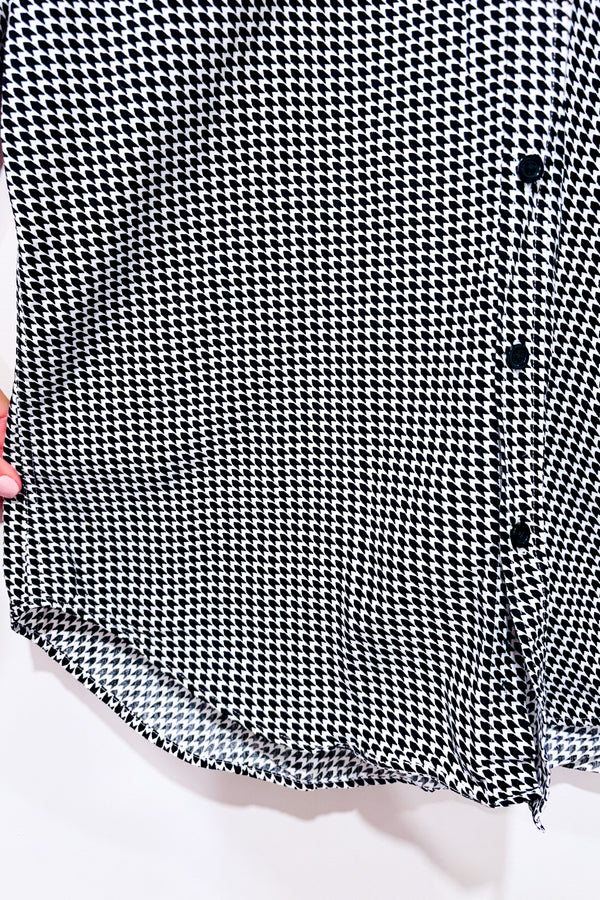 Chemise noire et blanche motif chevron coupe semi-ajustée (m)-Simons-La Penderie du Paradis 🕊