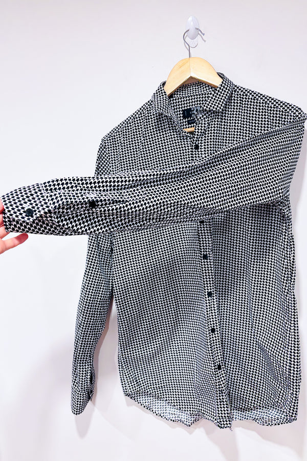Chemise noire et blanche motif chevron coupe semi-ajustée (m)-Simons-La Penderie du Paradis 🕊