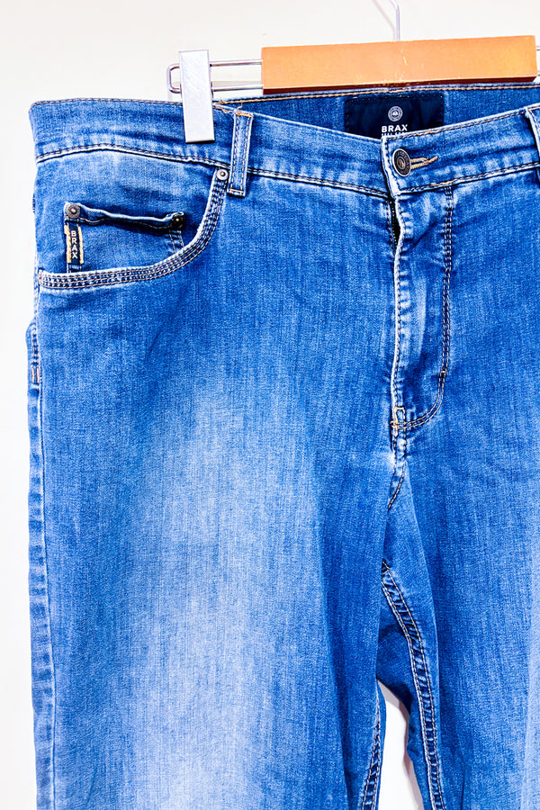 Jeans bleu délavé à jambe droite - Homme seconde main - Brax Feel Good- La Penderie du Paradis