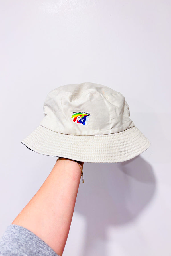 Chapeau beige avec fleur seconde main - Groovy Chick Graphics Co- La Penderie du Paradis