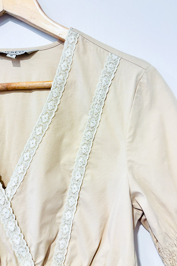 Haut beige avec dentelle (m) -- La Penderie du Paradis ?